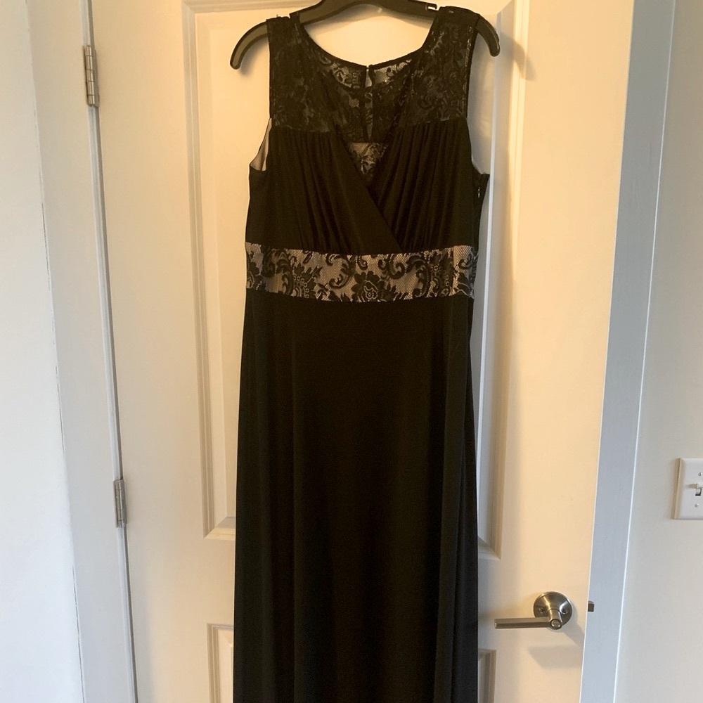 Nice black gown that can be worn to a formal event or special dinner. Sz 16